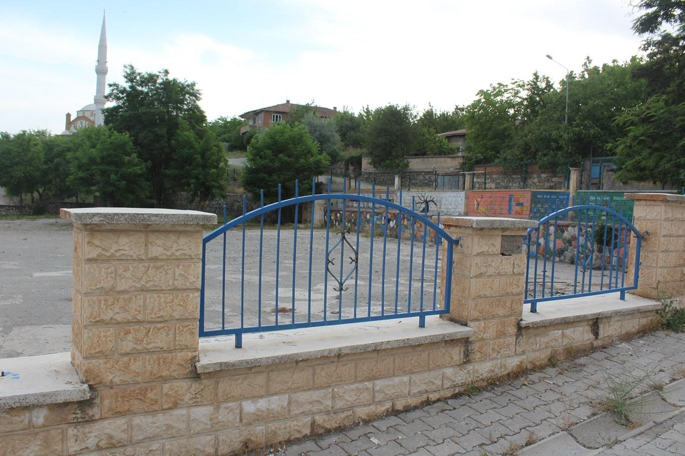 Ağır hasarlı olduğu için yıkılan okulların yerine yenisinin yapılmamasına tepki